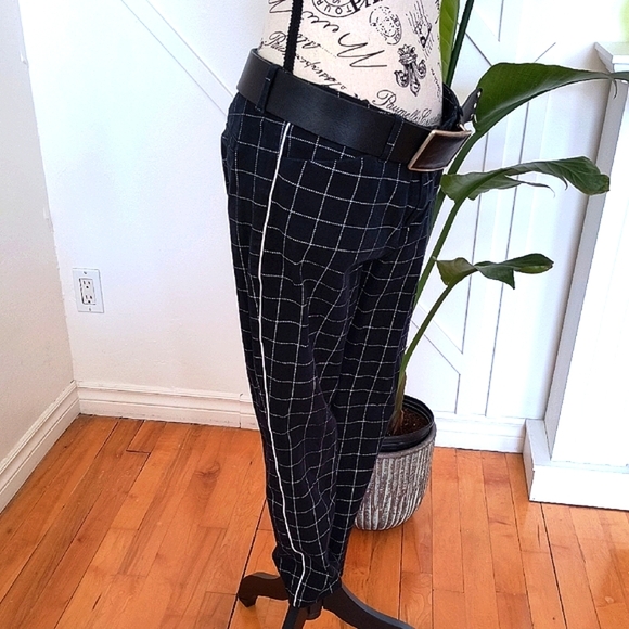 Old Navy Women's Black Checkered Ankle Pants. Size Large. Good Condition. - Picture 3 of 6